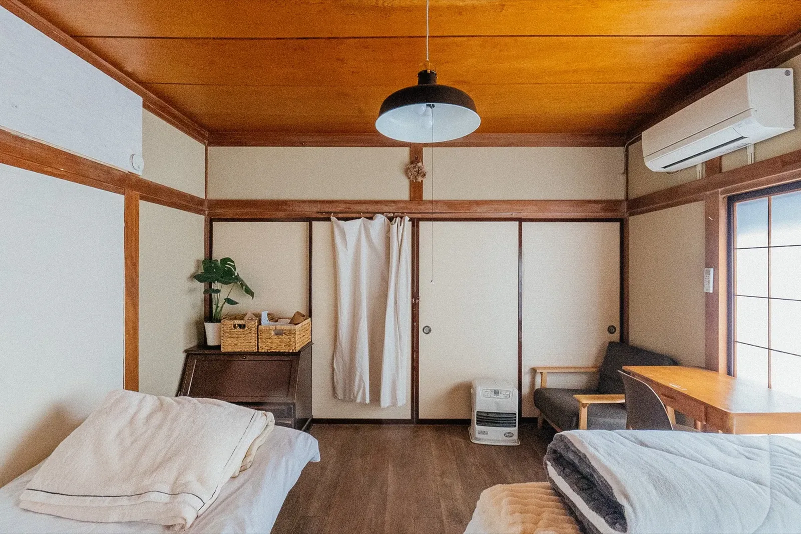 木の温もりがある客室全景