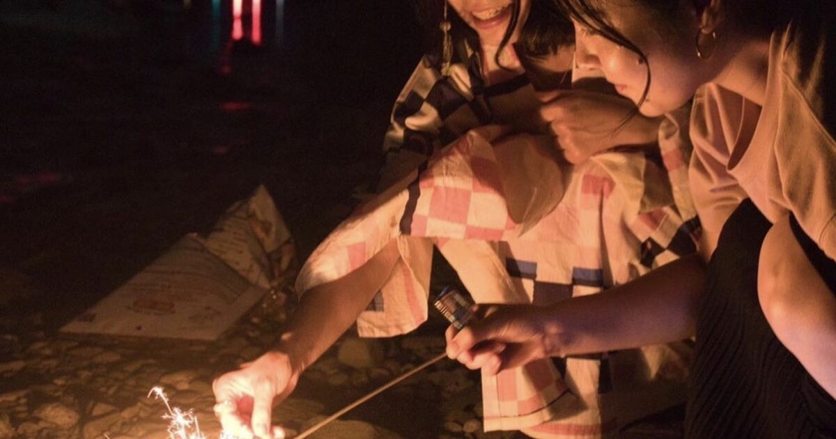 夏の楽しい思い出を振り返ります☺️久しぶりに手持ちの花火を手に、友達たちと近所の美しい川辺に集まりました。その日は晴れていて、太陽は青空を照らしていましたが、私たちは夜の訪れを待ちわびていました。 やっと夜が訪れ、空が暗くなると、私たちは花火の準備を始めました。色とりどりの花火やスパークラー、ロケット花火など、さまざまな種類の花火を持ち寄り、ワクワク感が高まりました。 最初の一発を打ち上げた瞬間、夜空は美しい光で満たされ、その輝きにみんなが驚きました。花火が咲き誇る瞬間、私たちはその美しさに息をのみ、笑顔で歓声を上げました。色とりどりの花火が星座のように広がり、川面に映り、まるで夢の中にいるようでした。 友達たちは競い合い、誰が一番美しい花火を打ち上げるか競いました。私たちは笑い、歌い、夜空に思い思いの花火を打ち上げ、その美しさに魅了されました。 花火の明かりの下、私たちは夏の夜に囲まれ、楽しい時間を過ごしました。夏の風が心地よく吹き、川辺の音が私たちを包み込みました。夏の星座が空に輝き、私たちの思い出が永遠に刻まれた夜でした。 この素晴らしい夏の思い出は、私たちが心から楽しんだ特別なひとときで、いつまでも忘れられないものとなりました。友情と笑顔、そして夜空に輝く花火の美しさが、私たちの心に深く残り、次の夏に向けての楽しみを育んでいます。
