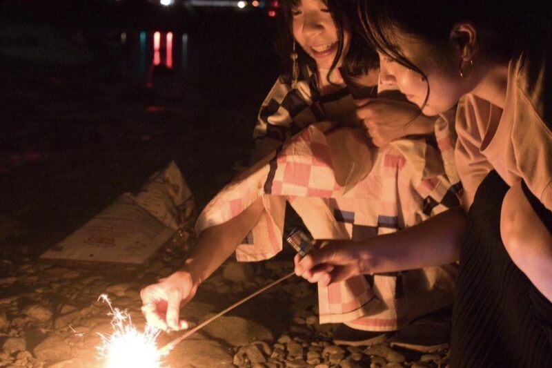 夏の楽しい思い出を振り返ります☺️久しぶりに手持ちの花火を手に、友達たちと近所の美しい川辺に集まりました。その日は晴れていて、太陽は青空を照らしていましたが、私たちは夜の訪れを待ちわびていました。 やっと夜が訪れ、空が暗くなると、私たちは花火の準備を始めました。色とりどりの花火やスパークラー、ロケット花火など、さまざまな種類の花火を持ち寄り、ワクワク感が高まりました。 最初の一発を打ち上げた瞬間、夜空は美しい光で満たされ、その輝きにみんなが驚きました。花火が咲き誇る瞬間、私たちはその美しさに息をのみ、笑顔で歓声を上げました。色とりどりの花火が星座のように広がり、川面に映り、まるで夢の中にいるようでした。 友達たちは競い合い、誰が一番美しい花火を打ち上げるか競いました。私たちは笑い、歌い、夜空に思い思いの花火を打ち上げ、その美しさに魅了されました。 花火の明かりの下、私たちは夏の夜に囲まれ、楽しい時間を過ごしました。夏の風が心地よく吹き、川辺の音が私たちを包み込みました。夏の星座が空に輝き、私たちの思い出が永遠に刻まれた夜でした。 この素晴らしい夏の思い出は、私たちが心から楽しんだ特別なひとときで、いつまでも忘れられないものとなりました。友情と笑顔、そして夜空に輝く花火の美しさが、私たちの心に深く残り、次の夏に向けての楽しみを育んでいます。