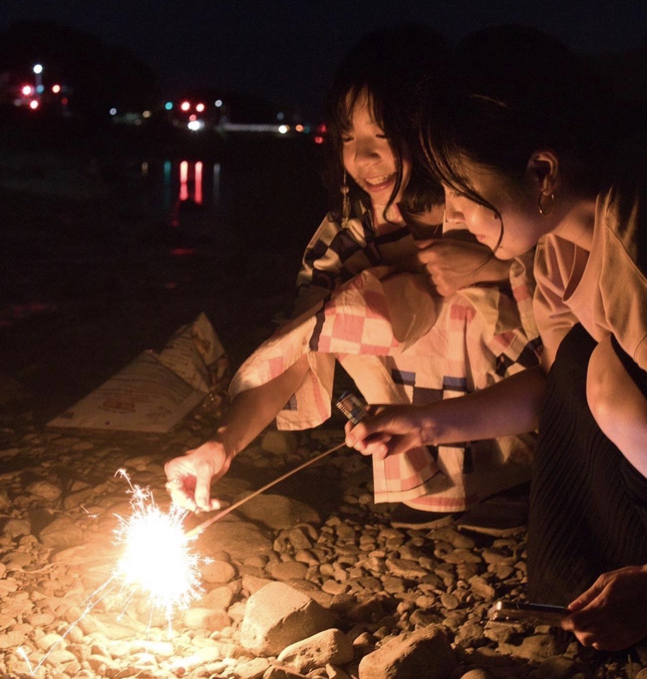 夏の楽しい思い出を振り返ります☺️久しぶりに手持ちの花火を手に、友達たちと近所の美しい川辺に集まりました。その日は晴れていて、太陽は青空を照らしていましたが、私たちは夜の訪れを待ちわびていました。 やっと夜が訪れ、空が暗くなると、私たちは花火の準備を始めました。色とりどりの花火やスパークラー、ロケット花火など、さまざまな種類の花火を持ち寄り、ワクワク感が高まりました。 最初の一発を打ち上げた瞬間、夜空は美しい光で満たされ、その輝きにみんなが驚きました。花火が咲き誇る瞬間、私たちはその美しさに息をのみ、笑顔で歓声を上げました。色とりどりの花火が星座のように広がり、川面に映り、まるで夢の中にいるようでした。 友達たちは競い合い、誰が一番美しい花火を打ち上げるか競いました。私たちは笑い、歌い、夜空に思い思いの花火を打ち上げ、その美しさに魅了されました。 花火の明かりの下、私たちは夏の夜に囲まれ、楽しい時間を過ごしました。夏の風が心地よく吹き、川辺の音が私たちを包み込みました。夏の星座が空に輝き、私たちの思い出が永遠に刻まれた夜でした。 この素晴らしい夏の思い出は、私たちが心から楽しんだ特別なひとときで、いつまでも忘れられないものとなりました。友情と笑顔、そして夜空に輝く花火の美しさが、私たちの心に深く残り、次の夏に向けての楽しみを育んでいます。